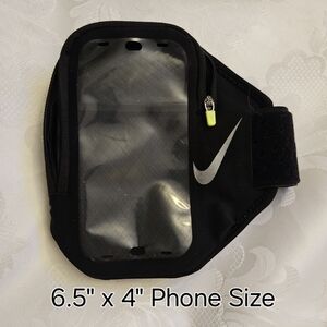 Nike Pocket Arm Band Plus fits most larger smartphones and features a Pocket.